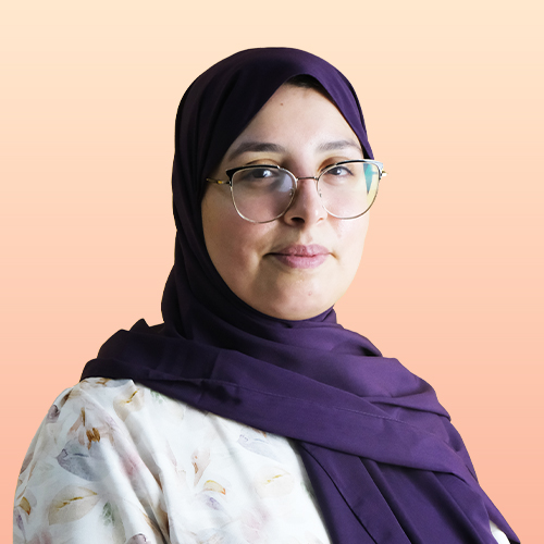 الأستاذة 1